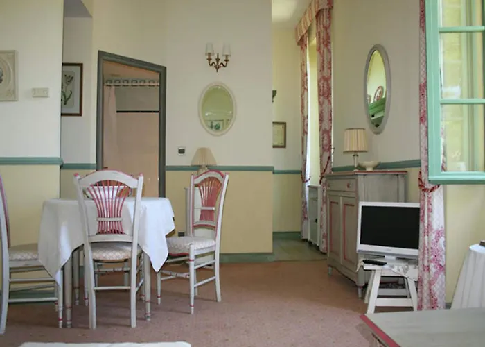 A Beautiful 2 Persons Studio In A Chateau With Swimming Pool
