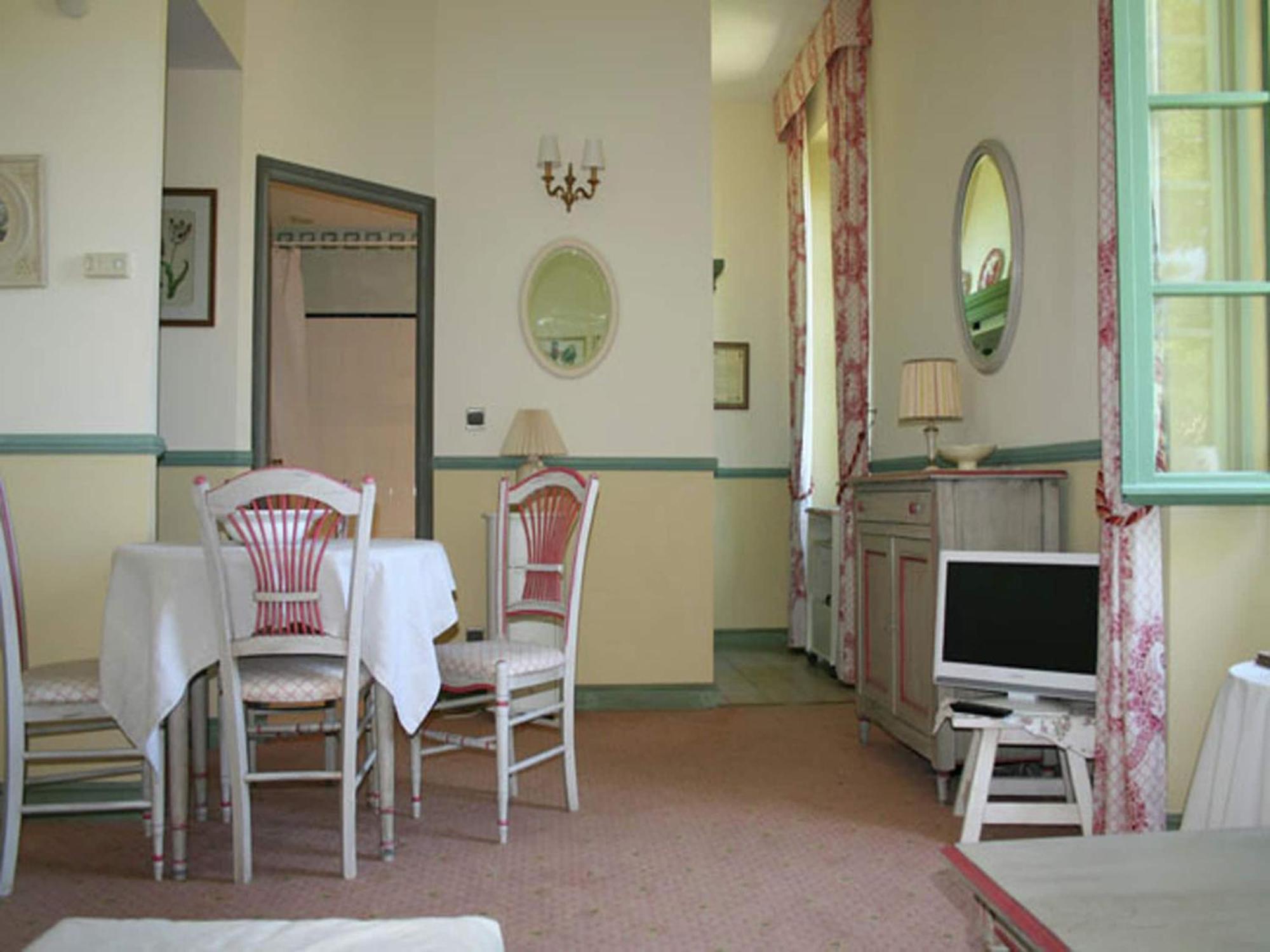 Apartment A Beautiful 2 Persons In A Chateau With Swimming Pool *